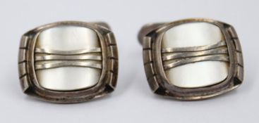 Paar Manschettenknöpfe, 835er Silber mit Perlmutt, 14,1gr., 2 x 1,7cm