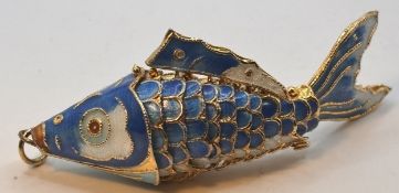 gr. emaillierter Fisch als Kettenanhänger, beweglich, L-8 cm, tw goldfarben