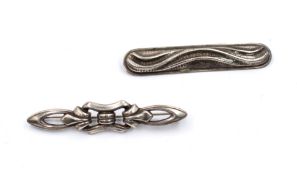 2x Silber-Broschen, 1x gepunzt 835, älter, zus. ca. 10,7gr., ca. L-6,5cm