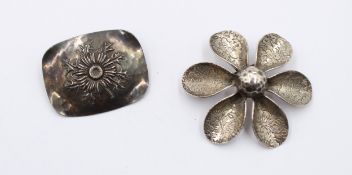 2x div. Silber-Broschen, floral gearbeitet, zus. 18gr., ca. D-5cm