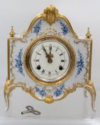 schöne Porzellan-Tischuhr, Dresden, Alt Meissen, blaue floral Bemalung, Schlüsselwerk, Werk läuft a