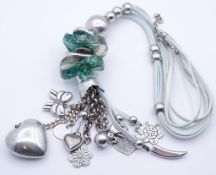 Modeschmuck-Halskette mit 10 silberfarbenen Anhängern,3-reihiges Stoffband mit Karabinerverschluss,