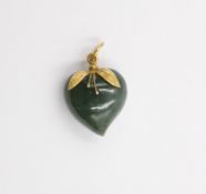 Herzanhänger, mit 18 K Goldmontur, wohl Nephrit -Jade, ca. L-2,5cm