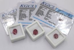 3x Rubine, erhitzt, zus. ca. 15ct, anbei KGCL-Zertifikate