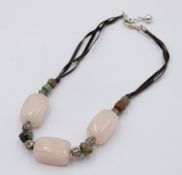 Collierkette, wohl Modeschmuck, gr. rosa STeine (Rosenquarz?), ca. L-42cm