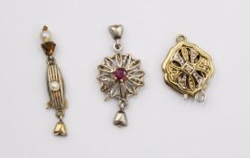 3x div. Goldschließen, 2x 333 (ca. 2,5gr.) und 1x 585 (ca. 1,3gr.), besezt mit Brillant, Rubin und 