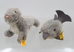 2x div. Steiff-Tiere, Robbe Nr. 1473/09 und Delphin Nr. 1472/07