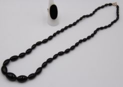 Onyx-Halskette sowie Silberring mit Onyx, Kette im Verlauf L-58cm, RG 53/54