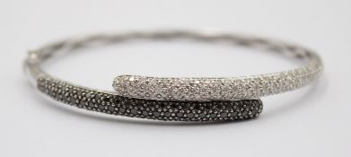 modernes 585er WG Armband, Black & White Brillanten, ca. 13,7gr., ca. D-6cm