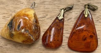 3x Bernstein-Anhänger, H-ca. 3,5 cm
