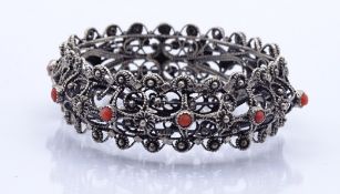 Filigranes Silber Armband mit Koralle, Silber gepr, Stift fehlt, B. 2,2cm, 39,5g.