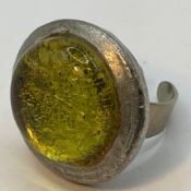 gr. runder Zinnring, nur "Denmark" gestempeltgrün-gelber Stein, Handarbeit, offene Ringschiene, Rin