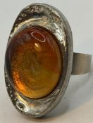 gr. ovaler Zinnring, nur "Denmark" gestempelt, brauner Stein, offene Schiene, Ringkopf 4x2,5 cm, 30