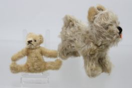 Steiff Hund Tessie und kl. Bär, Steiff ?, bespielter Erhaltung, ohne Ident., Hund H-12cm