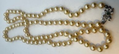 Perlenkette mit WG Verschluss 750/000, mittig rund facc. Smaragd, Kette L. 78cm, Perlen D. 7,1 mm,