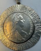 Lange Silber-835- Halskette mit grossen Münzanhänger, Maria Theresientaler in S-925- Fassung, Kette