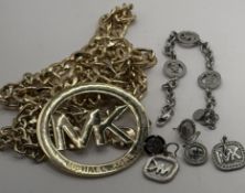 Lot Michael Kors Schmuck, Kettengürtel, Armband, 2 Paar Ohrstecker, 2x Anhänger