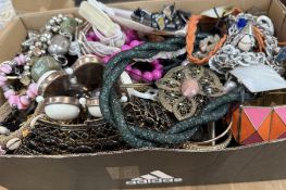 Schuhkarton voll vintage Modeschmuck, ca. 2,5 kg