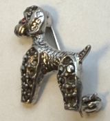 kl. Silber-800- Pudel mit Markasiten, einige fehlen, H-ca. 2 cm, 2,4 gr