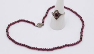 Granat-Halskette und Ring, Silber Kette mit asiat. Schließe, ca. L-35cm, RG 58
