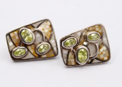 Paar Ohrstecker, 925er Silber, Perlmutt und Peridot,  zus. ca. 11,5gr., ca. 2 x 1,5cm