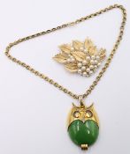 2x Modeschmuck, Trifari , Kette mit Eulenanhänger und Brosche, um 1960, Kette ca. 38cm Anh. 6cm, Br