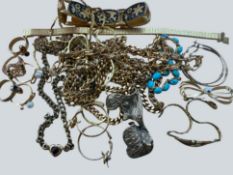 Tüte mit 20 Teilen Double-Schmuck, Colliers, Armbänder, lange Ketten, 5 Ringe, Ohrhänger, Brosche e