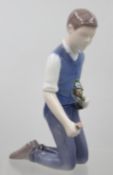 Bing & Grøndahl Porzellanfigur, Junge mit Blumen,  Modellnr 2346 , ca. H-16cm