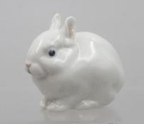 Porzellanfigur eines sitzenden Kaninchens,Royal Copenhagen, Modellnr. 4705, Entw. Jeanne Grut, ca. 