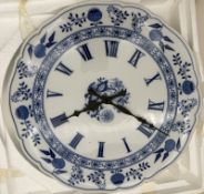 gr. Porzellan-Küchenwanduhr "Hutschenreuther" Zwiebelmuster blau in orig. Karton, D-32 cm, Batterie
