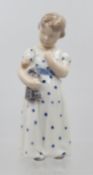Mädchen mit Puppe, Royal Copenhagen, Entw. Adda Bonfils, Modellnr. 3539, ca. H-14,5cm