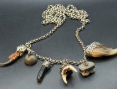 Charivari  Halskette, versilbert,  mit Tierzähnen und Krallen,wohl alle  in Silber gefasst, zus. 62