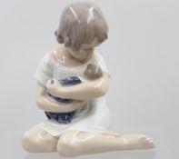 Mädchen mit Puppe, Bing & Gröndahl, Entw. Ada Bonfils, Modellnr. 1938, ca. H-12,5cm, 2 Schleifstric