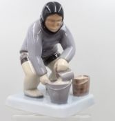Inuitfrau mit Eimern, Bing & Gröndahl, Entw. Karl Kristoffersen, Modellnr. 2416, ca. H-20cm