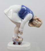 Bing & Grøndahl Jahresfigur, Mädchen auf Rollschuhen, Entw. Søren Brunoe, Modellnr. 2448, ca. H-15c