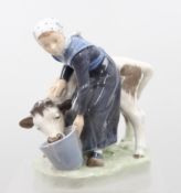 Mädchen, das ein Kalb aus einem Eimer füttert, Royal Copenhagen, Entw. Christian Thomsen, Modellnr.