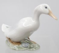 Ente, Royal Copenhagen, Entw. Olaf Mathiesen, Modellnr. 1192, ca. H-9,8cm, ein Schleifstrich