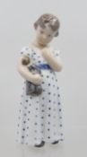 Mädchen mit Puppe, Royal Copenhagen, Entw. Adda Bonfils, Modellnr. 3539, ca. H-14,5cm