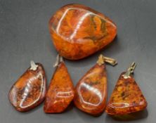 gr. Brosche, 4 Anhänger, Bernstein, 32,5 gr