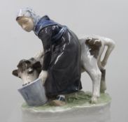 Mädchen, das ein Kalb aus einem Eimer füttert, Royal Copenhagen, Entw. Christian Thomsen, Modellnr.