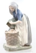 ROYAL COPENHAGEN Porzellanfigur "Frau beim Kartoffeln sammeln", Entw. CHRISTIAN THOMSEN, Modellnr. 