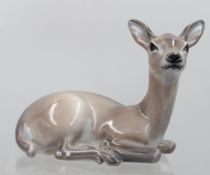 liegendes Reh, Dahl Jensen, Modellnr. 1147, Unterglasurfarben, ca. H-13cm