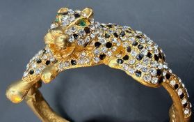 massiver Armreif mit Klappscharnier, Panther, goldfarben, besetzt mit Steinen, guter Zustand, 63,6 