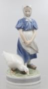 Gänsemagd, Royal Copenhagen, Entw. Christian Thomsen, u. sign., Modellnr. 527, polychrom bemalt in 