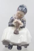 Porzellanfigur, strickendes Amager Mädchen, Royal Copenhagen, Entw. Lotte Bentner, Modellnr. 1314, 