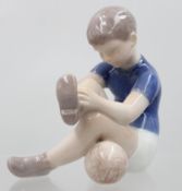 Knabe mit Ball,  Bing & Gröndahl, Entw.  Claire Weiss, Modellnr. 2374, H-12cm