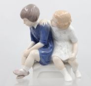 Mädchenpaar auf Bank, Bing und Gröndahl, Entw. Claire Weiss, ca. H-13,5cm