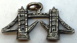 kl. Silber-800- Anhänger "Tower Bridge" in London, 3,18 gr,  B-2,8 cm