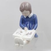 Mädchen mit Weihnachtsbuch, Bing und Gröndahl, Modellnr. 2247, Unterglasurbemalung, Entw. Claire We