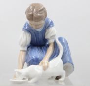 Bing & Grøndahl Porzellanfigur, Mädchen mit Katze, Modellnr 1745, Entw. Ingeborg Plockross Irminger